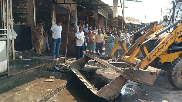 Raigarh News: केवड़ाबाड़ी यात्री प्रतीक्षालय में चला विशेष स्वच्छता अभियान, अतिक्रमण पर कार्रवाई, 7 दुकानदारों पर 5500 रुपए का जुर्माना 