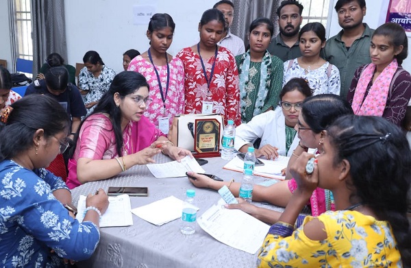 Raigarh News: छात्राओं की स्वास्थ्य जांच से उपचार तक की सुविधा, गर्ल्स कॉलेज में लगा विशेष स्वास्थ्य शिविर, दो दिवसीय शिविर में करीब 1500 छात्राओं को स्वास्थ्य सेवाएं उपलब्ध कराने का लक्ष्य