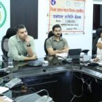 Raigarh: कलेक्टर ने समय-सीमा बैठक में योजनाओं, सीएम घोषणा, न्यायालयीन प्रकरण और भू-अर्जन मामलों की समीक्षा, कहा-  मैदानी काम में तेजी लाएं, गिरदावरी शत-प्रतिशत पूरी कराएं 