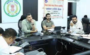 Raigarh: कलेक्टर ने समय-सीमा बैठक में योजनाओं, सीएम घोषणा, न्यायालयीन प्रकरण और भू-अर्जन मामलों की समीक्षा, कहा-  मैदानी काम में तेजी लाएं, गिरदावरी शत-प्रतिशत पूरी कराएं 