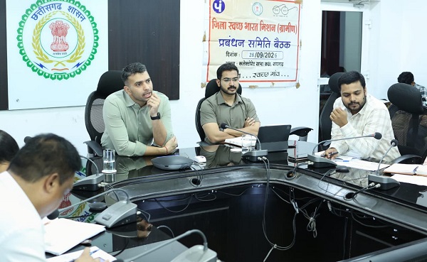 Raigarh: कलेक्टर ने समय-सीमा बैठक में योजनाओं, सीएम घोषणा, न्यायालयीन प्रकरण और भू-अर्जन मामलों की समीक्षा, कहा-  मैदानी काम में तेजी लाएं, गिरदावरी शत-प्रतिशत पूरी कराएं 