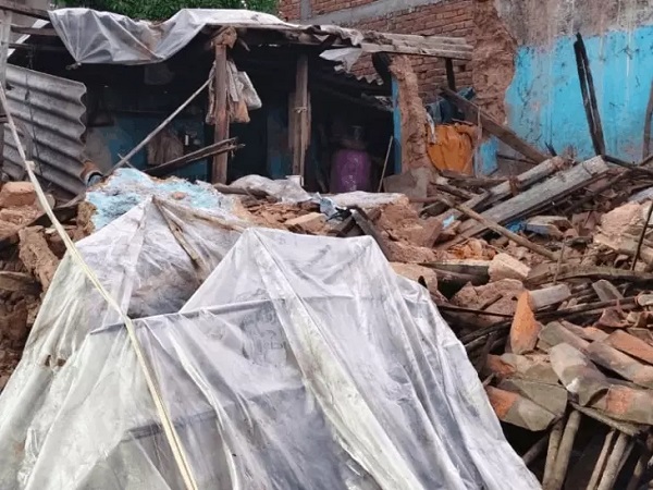 Raigarh News: कच्चा मकान गिरने से महिला की मौत, पति-बेटा गंभीर घायल, बारिश के कारण ढहा जर्जर मकान