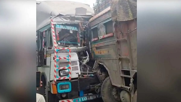  जशपुर में भीषण सड़क हादसा, तीन ट्रकों की जोरदार भिड़ंत, 18 बकरियों की मौत, सड़क पर लगा जाम 