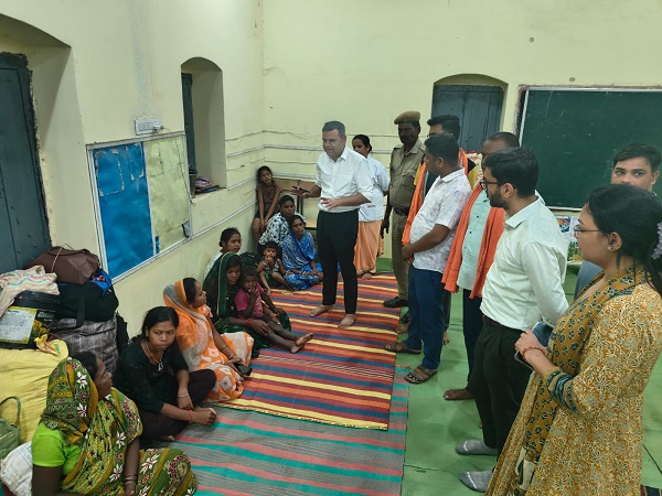 Raigarh News: महानदी का जलस्तर बढ़ने से प्रभावित गांवों में राहत-बचाव कार्य जारी, सूरजगढ़ एवं परसापाली के प्रभावित ग्रामीणों को राहत शिविरों में किया जा रहा शिफ्ट, अन्य तटीय क्षेत्रों में भी प्रशासन अलर्ट
