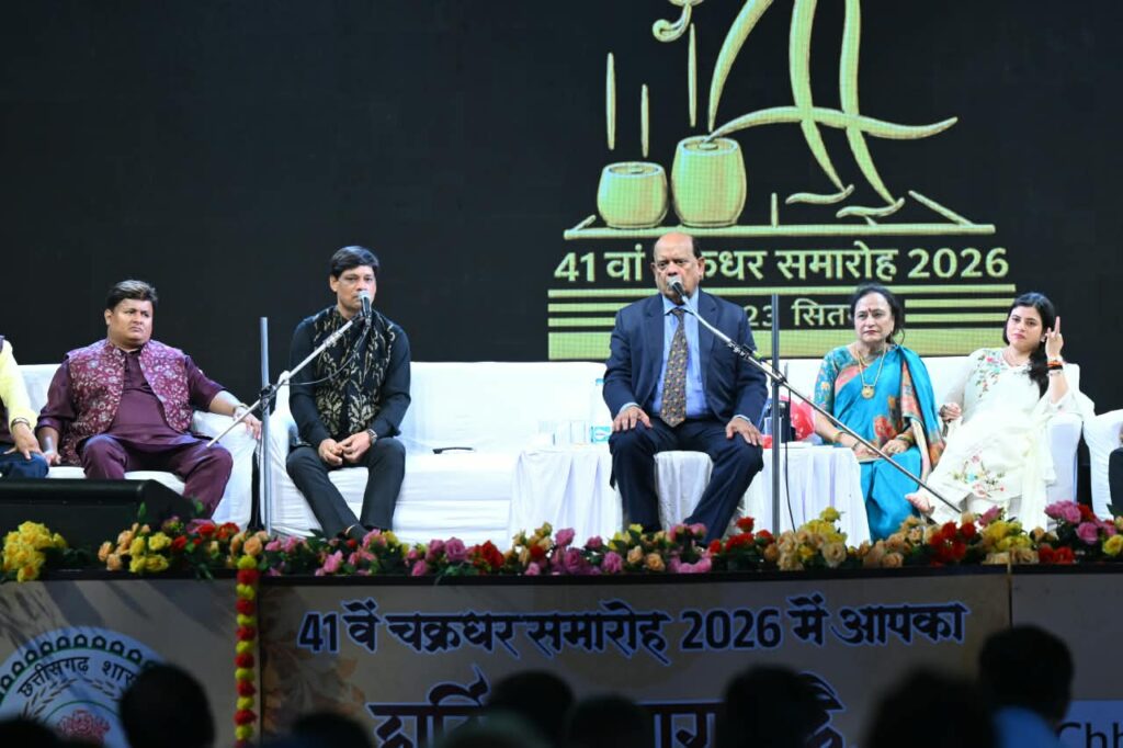 रायगढ़ के चक्रधर समारोह में देर रात तक गूंजते रहे ठहाके, पद्मश्री सुरेंद्र शर्मा ने हास्य-व्यंग्य से बांधा समां