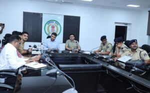Raigarh News: सड़क दुर्घटनाओं में कमी लाने ठोस कार्ययोजना पर जोर, कलेक्टर-एसएसपी ने की समीक्षा, हाई रिस्क स्थलों का सर्वे कर स्पीड ब्रेकर, संकेतक, स्ट्रीट लाइट और सुरक्षा उपाय सुनिश्चित करने के निर्देश
