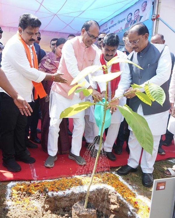 ‘एक पेड़ माँ के नाम’ अभियान से प्रकृति संरक्षण और मातृ सम्मान का संदेश,  केंद्रीय मंत्री शिवराज सिंह चौहान एवं मुख्यमंत्री विष्णु देव साय ने सक्ती के जेठा में किया पौधरोपण