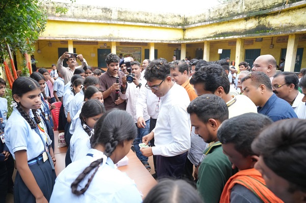 Raigarh: पीएम श्री स्कूल कोड़ातराई में शिक्षक सम्मान एवं फन फेयर का हुआ आयोजन, वित्त मंत्री ने नवीन स्कूल भवन का किया भूमि पूजन, कहा- शिक्षा में नवाचार और स्टार्टअप सोच को बढ़ावा देना समय की जरूरत