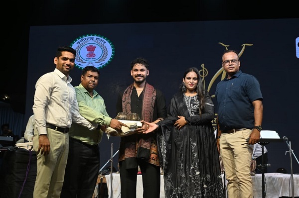 Raigarh: चक्रधर समारोह की तीसरी शाम छत्तीसगढ़ी गीतों से हुई संगीतमय शुरुआत, नीलेश जोगी म्यूजिकल ग्रुप की प्रस्तुति ने दर्शकों को खूब झुमाया