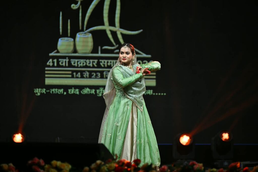 Raigarh: लय, ताल और भाव-अभिव्यक्ति के सुंदर संगम से सजी लिली चौहान की शास्त्रीय नृत्य प्रस्तुति