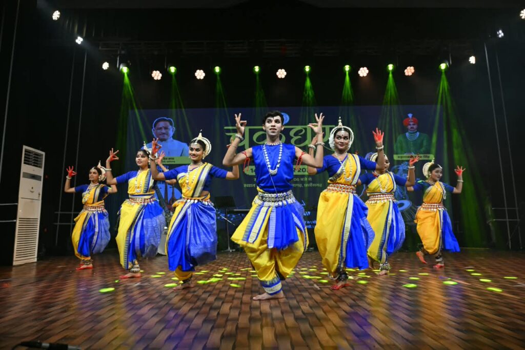 Raigarh: खैरागढ़ संगीत विश्वविद्यालय के विद्यार्थियों ने चक्रधर समारोह में बिखेरे शास्त्रीय नृत्य के रंग