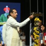 Raigarh: राज्यसभा सांसद देवेंद्र प्रताप सिंह ने दीप प्रज्वलित कर किया चक्रधर समारोह के दूसरे दिन का शुभारंभ