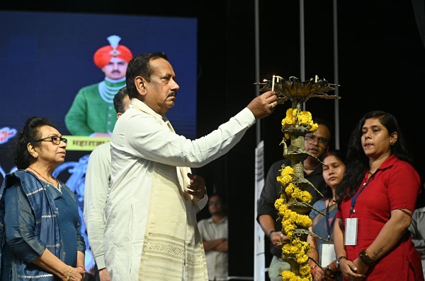 Raigarh: राज्यसभा सांसद देवेंद्र प्रताप सिंह ने दीप प्रज्वलित कर किया चक्रधर समारोह के दूसरे दिन का शुभारंभ