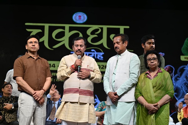 Raigarh: छठे दिन चक्रधर समारोह में सांसद विजय बघेल ने किया दीप प्रज्वलन, महाराजा चक्रधर सिंह की कला साधना को किया नमन, ‘मोर संग चलो रे’ से दिया विकसित भारत के लिए मिल जुलकर आगे बढ़ने का संदेश