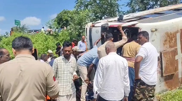 CG News: कर्मचारियों से भरी बस बेकाबू होकर पलटी, एक की मौत, 20 से अधिक घायल