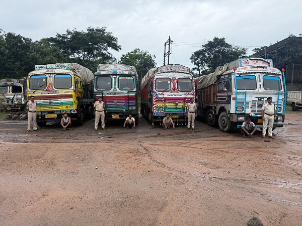  Raigarh News: अवैध कबाड़ के खिलाफ रायगढ़ पुलिस की बड़ी कार्रवाई, 6 वाहनों से 129.840 टन स्क्रैप  समेत   1.21 करोड़ रुपये की संपत्ति की जब्त