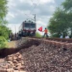 भारी बारिश से धंसा रेलवे ट्रैक : बालोद के पास घंटों खड़ी रही ट्रेने, करनी पड़ी पांच पैसेंजर रद्द, सुधार शुरू