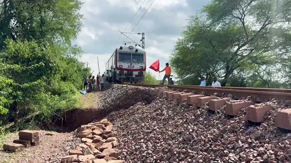भारी बारिश से धंसा रेलवे ट्रैक : बालोद के पास घंटों खड़ी रही ट्रेने, करनी पड़ी पांच पैसेंजर रद्द, सुधार शुरू