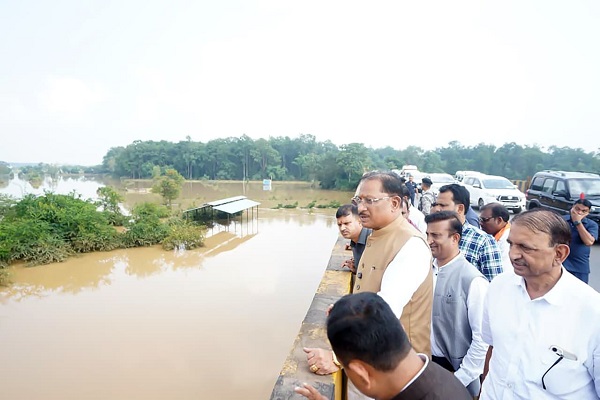 बस्तर के बाढ़ प्रभावित क्षेत्रों में पहुंचे मुख्यमंत्री विष्णु देव साय, प्रभावित परिवारों से मिलकर जाना हाल