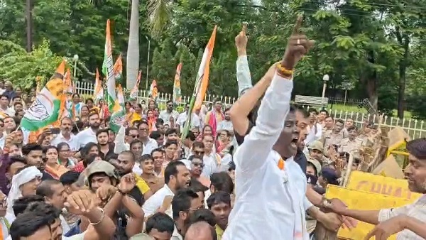 रायगढ़ में कांग्रेस का प्रदर्शन: मुख्य चुनाव आयुक्त ज्ञानेश कुमार के इस्तीफे की मांग, कलेक्टोरेट घेराव से पहले पुलिस ने रोका