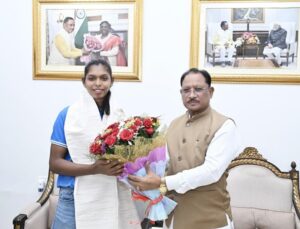 एशियन गेम्स की स्वर्ण पदक विजेता टीम की संजू देवी को मुख्यमंत्री विष्णु देव साय ने 51 लाख रुपए की प्रोत्साहन राशि देने की घोषणा की