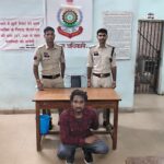 Raigarh News: निगरानी बदमाश महेश पैंकरा के साथ बाइक-मोबाइल चोरी में शामिल फरार आरोपी विकास चौहान गिरफ्तार
