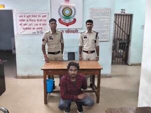 Raigarh News: निगरानी बदमाश महेश पैंकरा के साथ बाइक-मोबाइल चोरी में शामिल फरार आरोपी विकास चौहान गिरफ्तार
