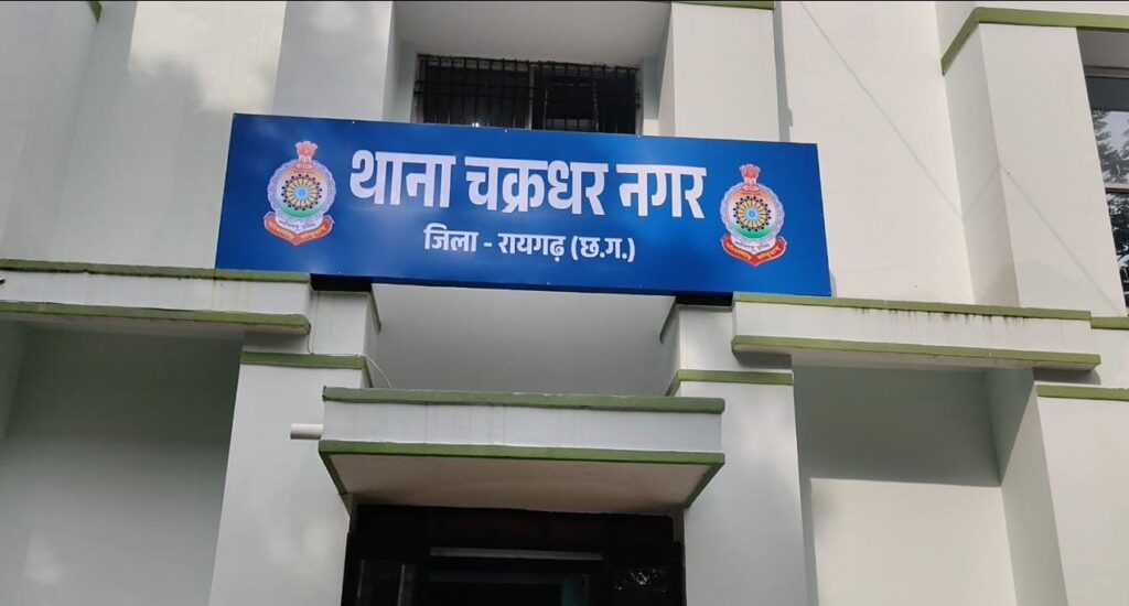 Raigarh News: लंच ब्रेक में दीवार फांदकर स्कूल में घुसे थे 6-7 बाहरी युवक, 9वीं कक्षा के 16 वर्षीय छात्र को बुलाकर किया हमला, CCTV से आरोपियों की पहचान
