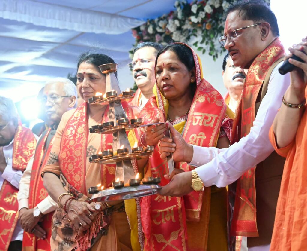 सवा लाख ‘आशीर्वाद के दीपों’ से जगमगाया खारुन तट, प्रधानमंत्री नरेंद्र मोदी के स्वस्थ और दीर्घायु जीवन के लिए हुई महाआरती