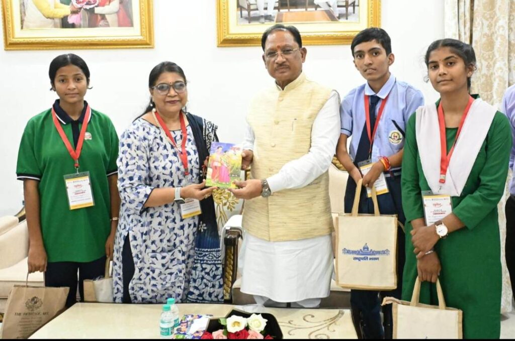 राष्ट्रपति से भेंट कर लौटे प्रतिभावान विद्यार्थियों ने मुख्यमंत्री विष्णु देव साय से की सौजन्य मुलाकात