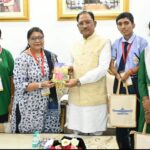 राष्ट्रपति से भेंट कर लौटे प्रतिभावान विद्यार्थियों ने मुख्यमंत्री विष्णु देव साय से की सौजन्य मुलाकात
