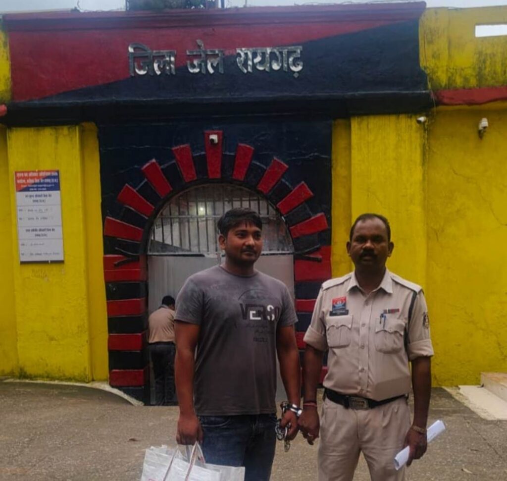 Raigarh News: जेएसपीएल यार्ड से लाखों का वेस्ट मटेरियल चोरी मामले का फरार मुख्य आरोपी गिरफ्तार, दो ट्रेलर, तीन मोबाइल और 3.6 टन वेस्ट मटेरियल समेत 1.20 करोड की संपत्ति हुई थी जप्त