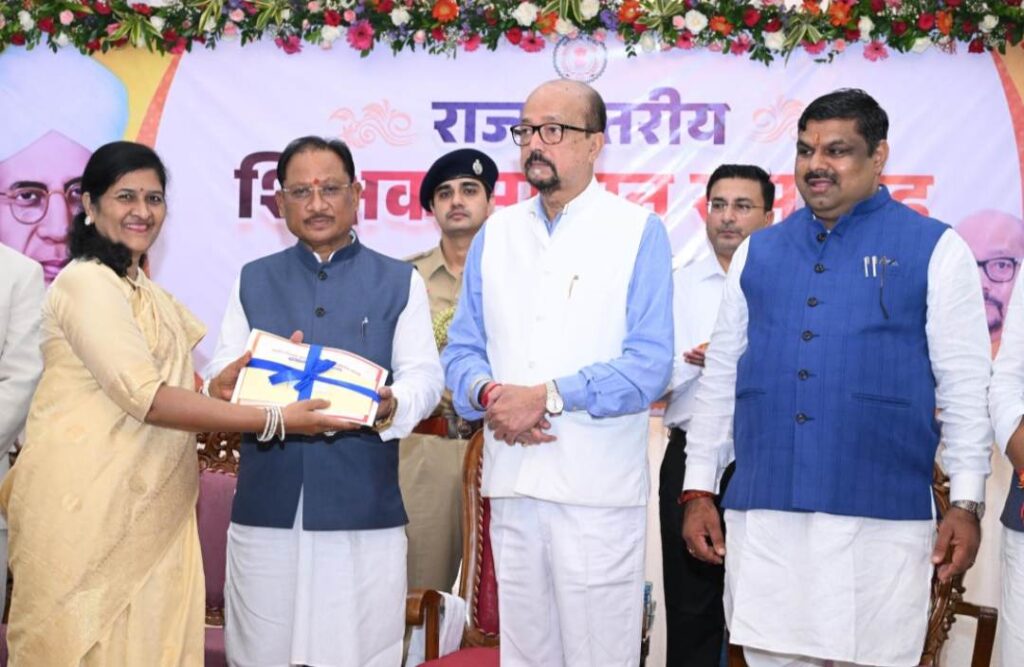 लोकभवन में राज्य स्तरीय शिक्षक सम्मान समारोह का गरिमामय आयोजन
