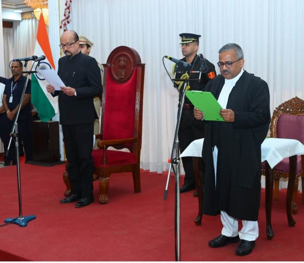राज्यपाल डेका ने न्यायाधिपति श्री कृष्न राम महापात्र को छत्तीसगढ़ उच्च न्यायालय के मुख्य न्यायाधीश पद की दिलाई शपथ