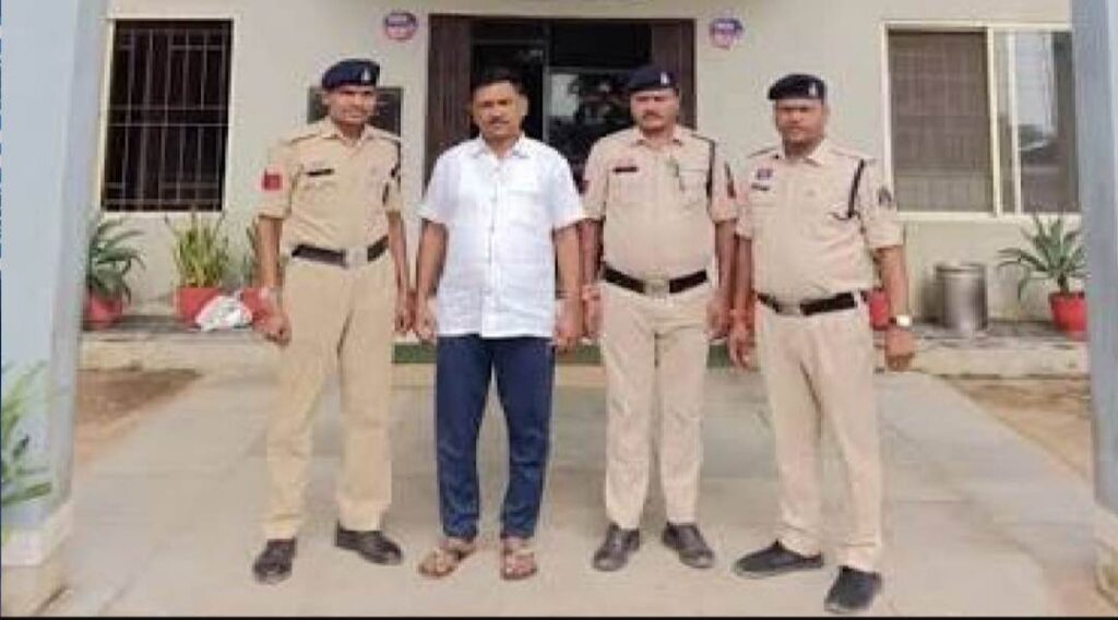CG NEWS: चपरासी की नौकरी का झांसा देकर 5 लाख ठगे, 8 साल तक पुलिस को चकमा देता रहा आरोपी; आखिरकार गिरफ्तार
