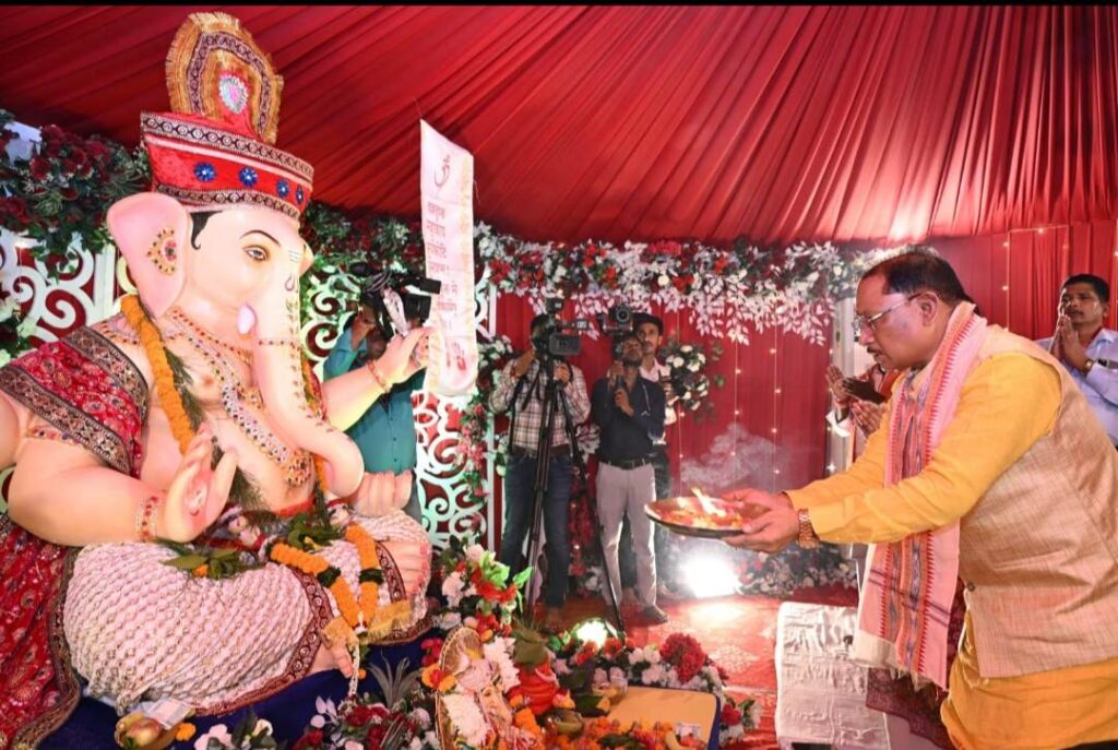मुख्यमंत्री निवास में विराजे भगवान गणेश, मुख्यमंत्री विष्णु देव साय ने परिवारजनों के साथ विधि-विधान से की गणपति की स्थापना और पूजा-अर्चना