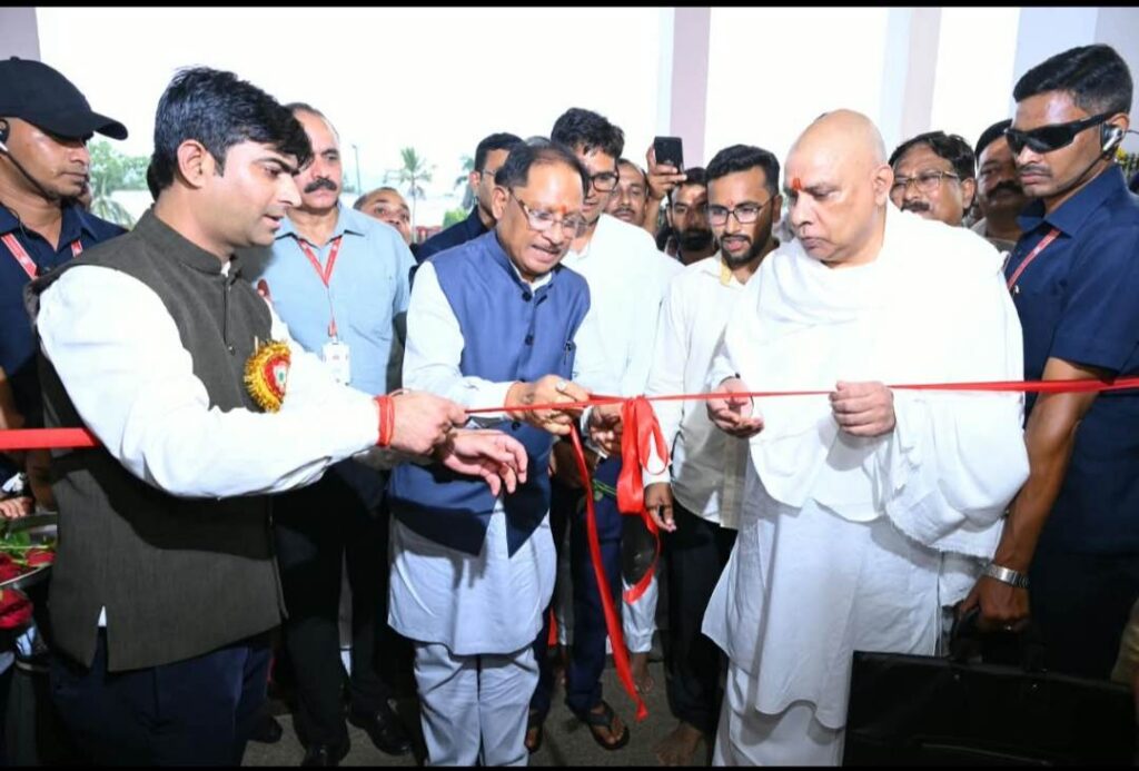 बनोरा अघोर गुरु पीठ पहुंचे मुख्यमंत्री विष्णुदेव साय, अघोरेश्वर भगवान राम के चरणों में अर्पित की श्रद्धा, प्रदेश की सुख-समृद्धि के लिए की प्रार्थना