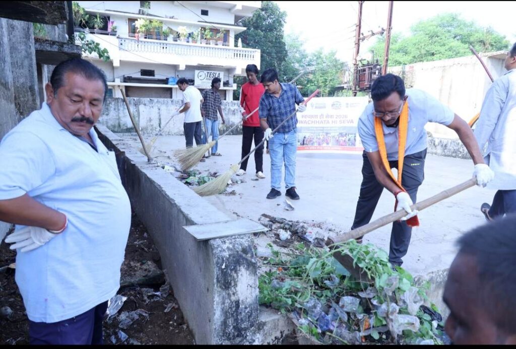 Raigarh: हाथों में झाड़ू लेकर उतरे महापौर, सभापति और आयुक्त, पुराना सारंगढ़ बस स्टैंड में हुआ श्रमदान