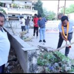 Raigarh: हाथों में झाड़ू लेकर उतरे महापौर, सभापति और आयुक्त, पुराना सारंगढ़ बस स्टैंड में हुआ श्रमदान