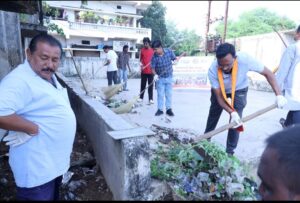 Raigarh: हाथों में झाड़ू लेकर उतरे महापौर, सभापति और आयुक्त, पुराना सारंगढ़ बस स्टैंड में हुआ श्रमदान