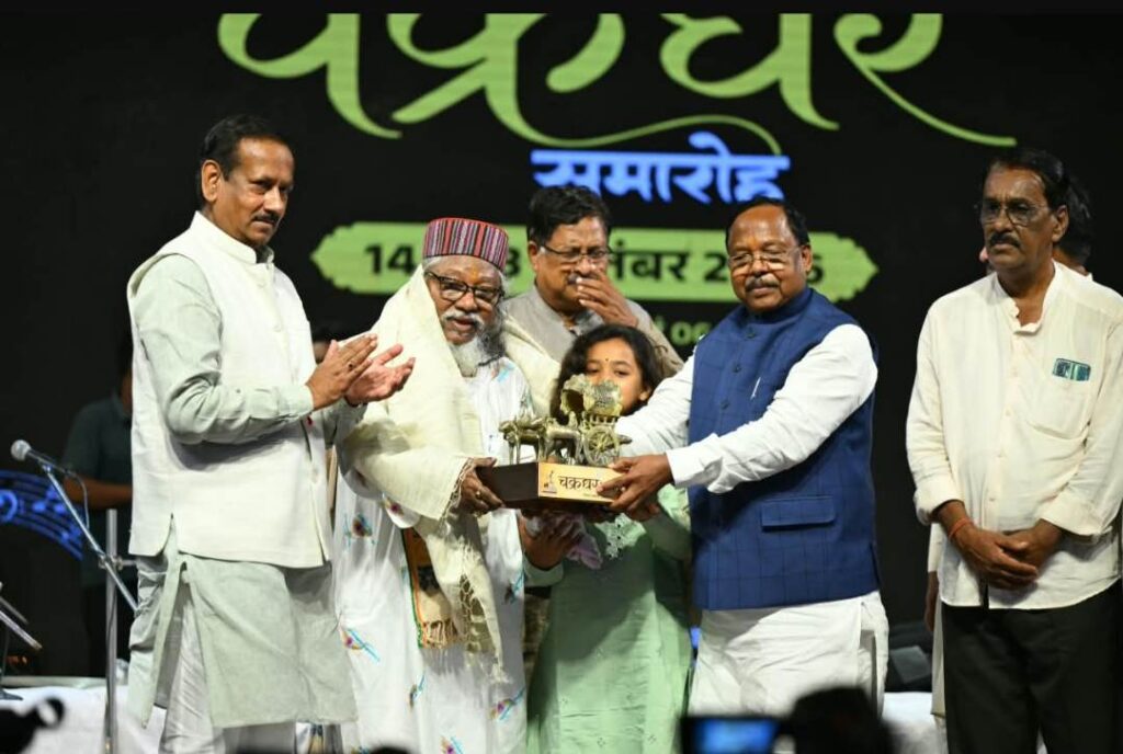 संगीत-कला से पीढि़यों को जोड़ रहा चक्रधर समारोह: मंत्री श्री नेताम, महाराजा चक्रधर सिंह की कला साधना को किया नमन, पांचवें दिन के कलाकारों को स्मृति चिन्ह देकर किया सम्मानित