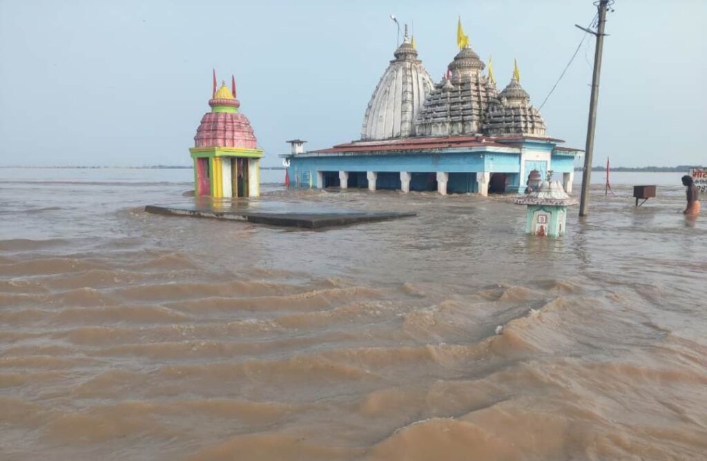 महानदी का रौद्र रूप, पोरथ शिव मंदिर डूबा; कई गांवों में घरों तक पहुंचा पानी