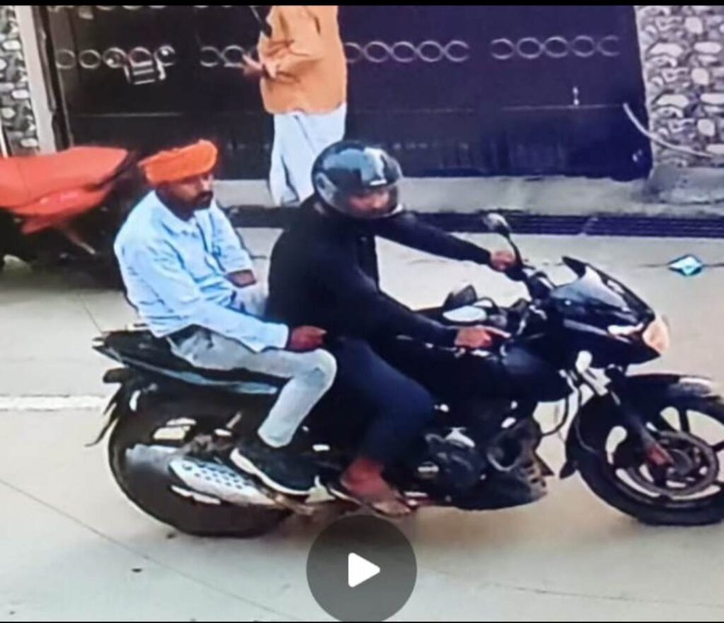 Raigarh News: केलो विहार मार्ग पर महिला से चेन स्नेचिंग, बाइक सवार दो युवकों ने सोने का मंगलसूत्र झपटा, सीसीटीवी में फुटेज में दिखे आरोपी, नाकेबंदी कर तलाश जारी