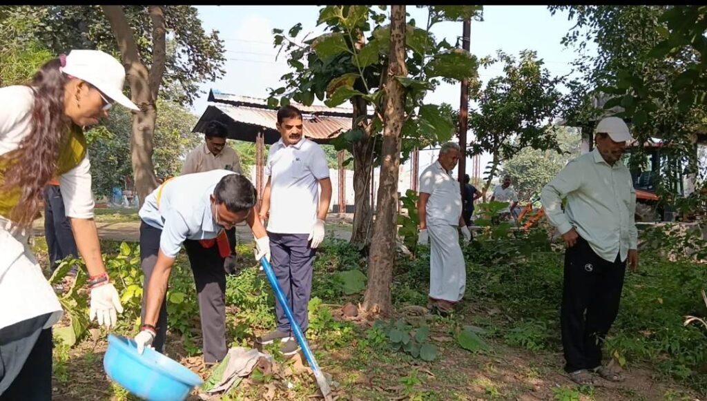 Raigarh: राजीव नगर मुक्तिधाम में चला विशेष स्वच्छता अभियान, मुक्तिधाम के जीर्णोद्धार, सौंदर्यीकरण और आवश्यक निर्माण कार्यों को लेकर दिए निर्देश