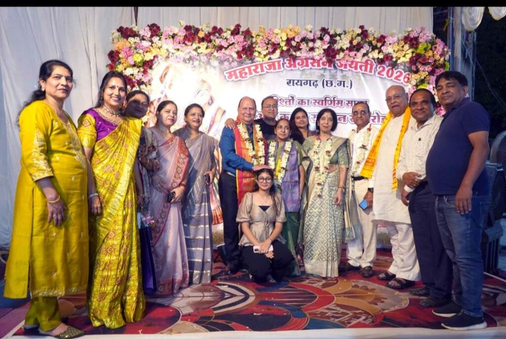 50 साल के साथ का जश्न, भावुक हुईं आंखें… ढोल-बैंड की धुन पर थिरके अग्र दंपती