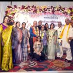 50 साल के साथ का जश्न, भावुक हुईं आंखें… ढोल-बैंड की धुन पर थिरके अग्र दंपती