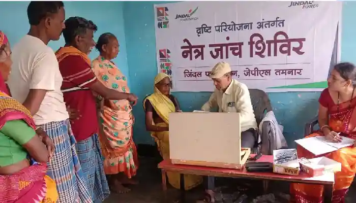 आंखों की जांच करने के लिए लगाया कैंप, 453 लोगों को बांटे गए चश्मे
