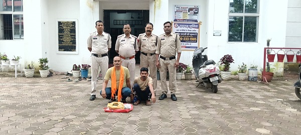 Raigarh News: ढिमरापुर चौक पर गांजा बेचने ग्राहक तलाश रहे दो आरोपी गिरफ्तार, गांजा सहित 56 हजार रुपये से अधिक का माल जब्त