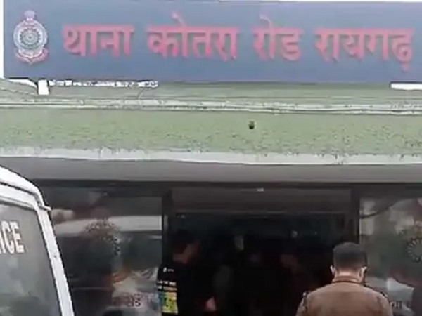 Raigarh: कार पर लाइट गिरने पर ड्राइवर को 6 दिन रोका, 50 हजार रुपए मांगने का आरोप, KIA शो-रूम मैनेजर समेत 2 पर केस दर्ज