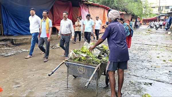 Raigarh: वार्ड क्रमांक 19 संजय कॉम्प्लेक्स का महापौर ने किया औचक निरीक्षण, साइकिल से वार्डों तक पहुंचकर जनता की समस्याएं सुन रहे महापौर जीवर्धन चौहान